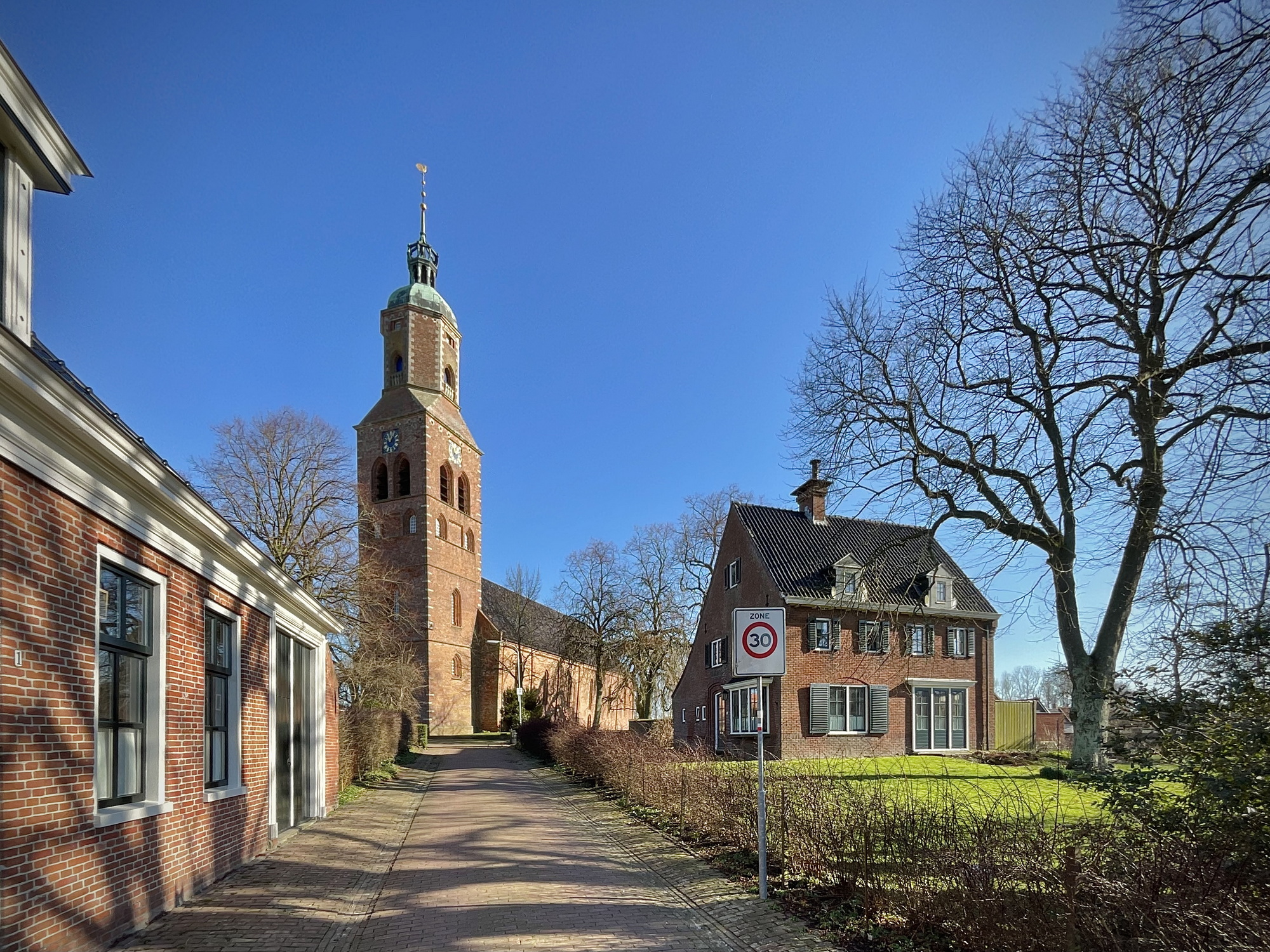 Toren, kerk en pastorie van Eenrum. Foto: ©Jur Kuipers.